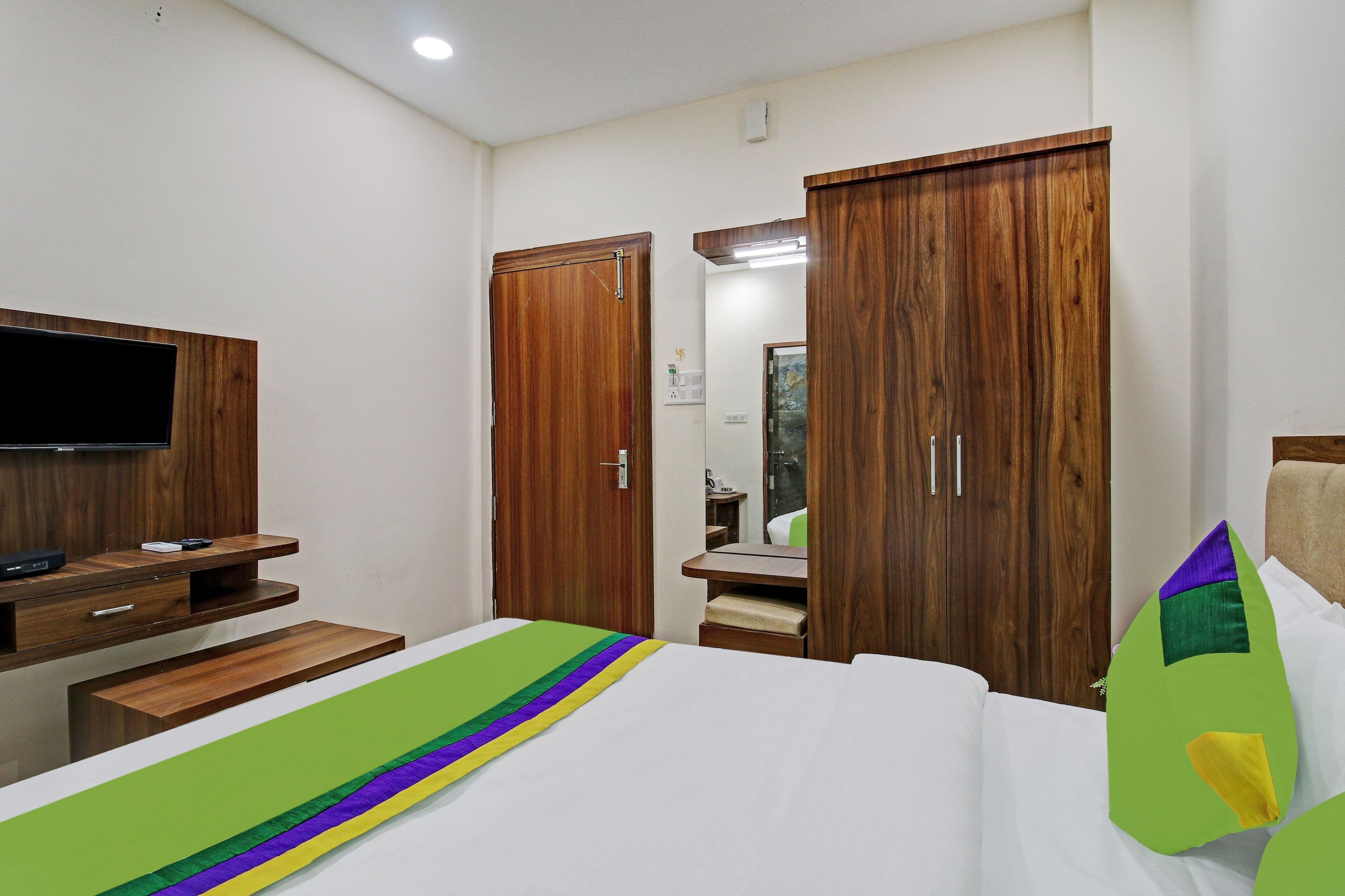 Standard Room | Desk, iron/ironing board