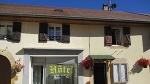 Un bâtiment sur lequel on peut lire l’inscription « Hôtel des Remparts ».
