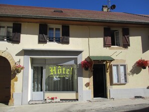 Front of property - Hôtel Les Remparts (Nozeroy)