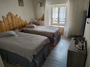 Classic Twin Room | Free WiFi, bed sheets - Hôtel Les Remparts (Nozeroy)