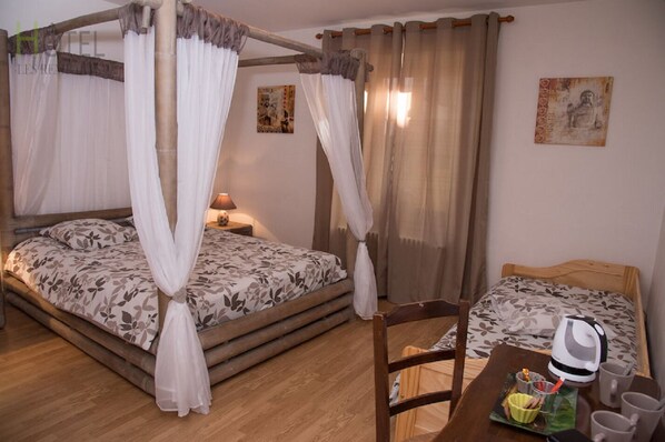 Classic Double Room | Free WiFi, bed sheets - Hôtel Les Remparts (Nozeroy)