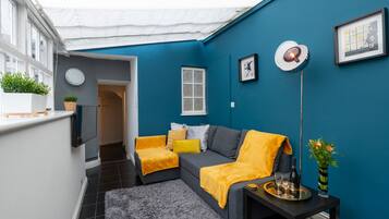 Traditional Apartment, Private Bathroom (Hummingbird) | Lounge