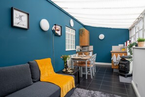 Traditional Apartment, Private Bathroom (Hummingbird) | Restaurant - Hummingbird Maisonette by Robin Estates (Bristol)