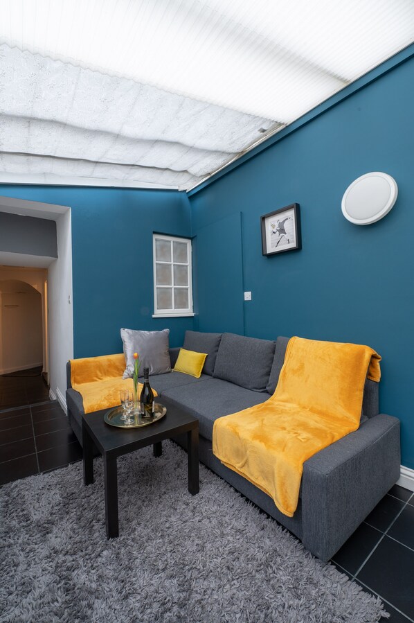 Appartement traditionnel, salle de bain privée (Hummingbird) | Bar-salon