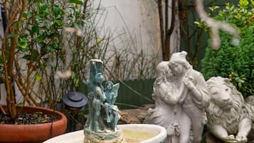 Traditional Apartment, Private Bathroom (Hummingbird) | Garden