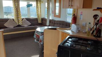 Ház | Privát konyha | Hűtőszekrény, mikrohullámú sütő, sütő és főzőlap