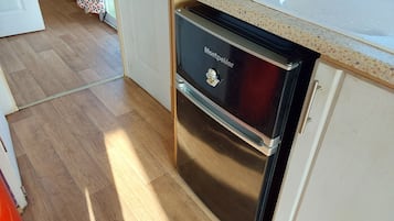 Ház | Privát konyha | Hűtőszekrény, mikrohullámú sütő, sütő és főzőlap