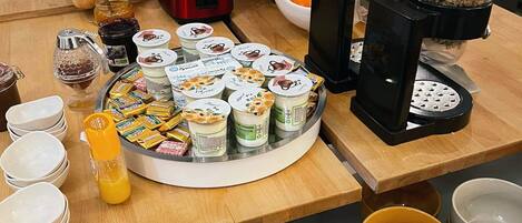 Un buffet de petit-déjeuner proposant une variété d’aliments, de couverts et de condiments.
