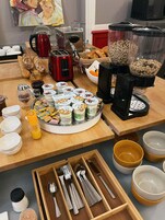 Se ofrece un desayuno bufé (8 EUR por persona)