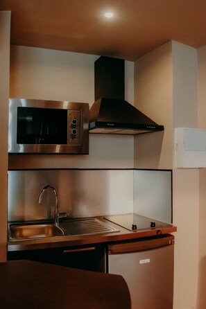 Fridge, microwave - Le Central Hôtel Bar (Oloron-Sainte-Marie)