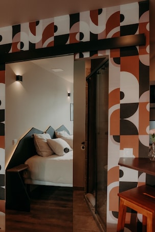 Premium Double Room | Premium bedding, individually decorated, individually furnished, desk. Le Central Hôtel Bar