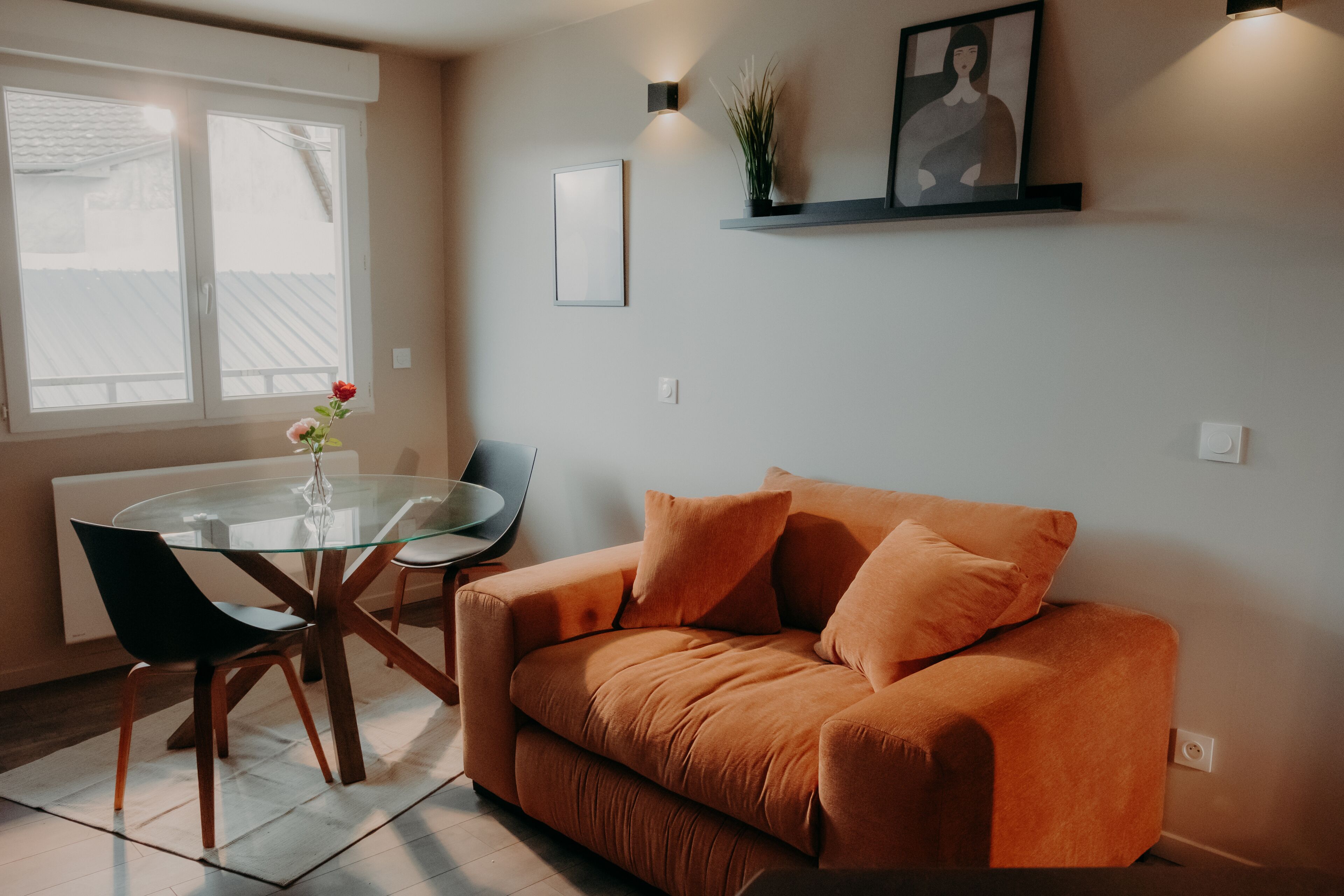 Premium studio | Woonruimte | Een 80-inch smart-tv met kabelzenders, televisie en Netflix