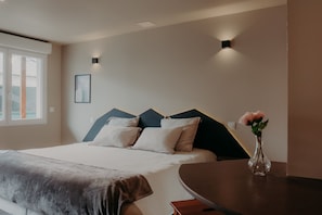 Premium Double Room | Premium bedding, individually decorated, individually furnished, desk - Le Central Hôtel Bar (Oloron-Sainte-Marie)