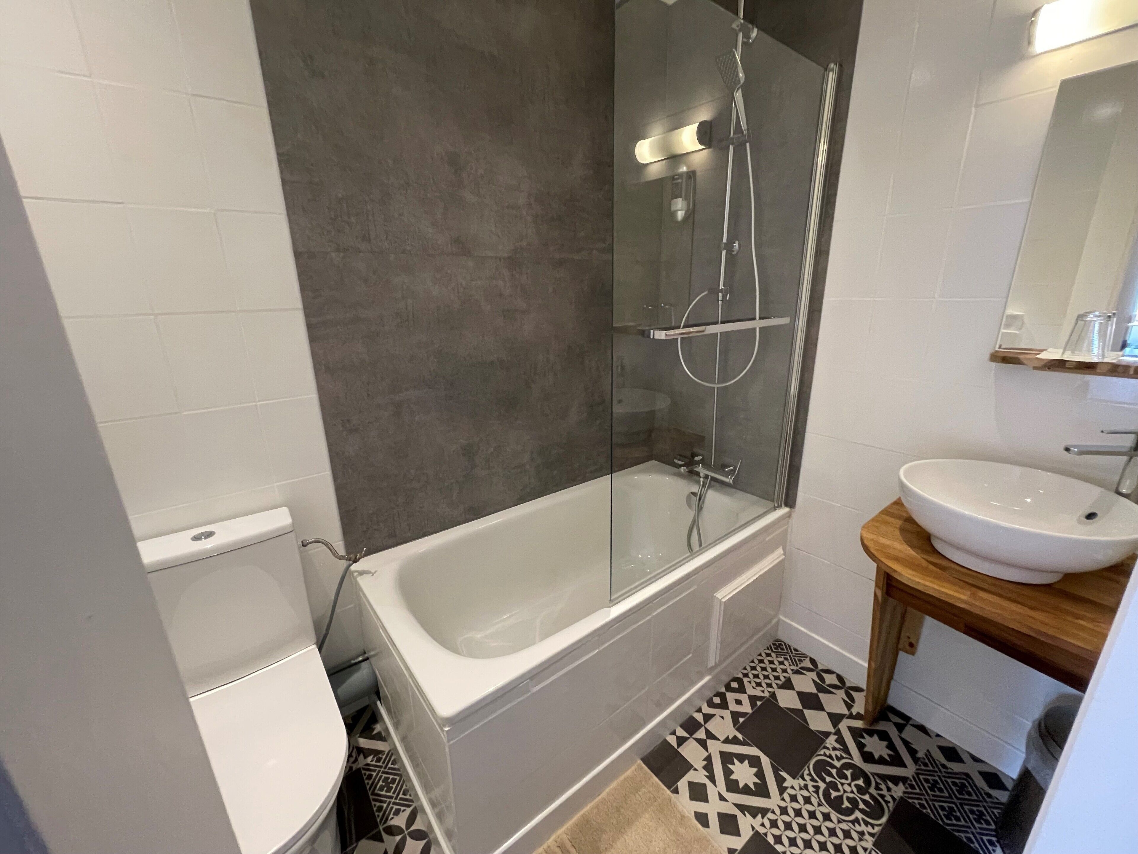 Kahden hengen standard-huone (kaksi sänkyä) | Kylpyhuone | Suihku, hierova suihkupää, hiustenkuivaaja, pyyhkeet