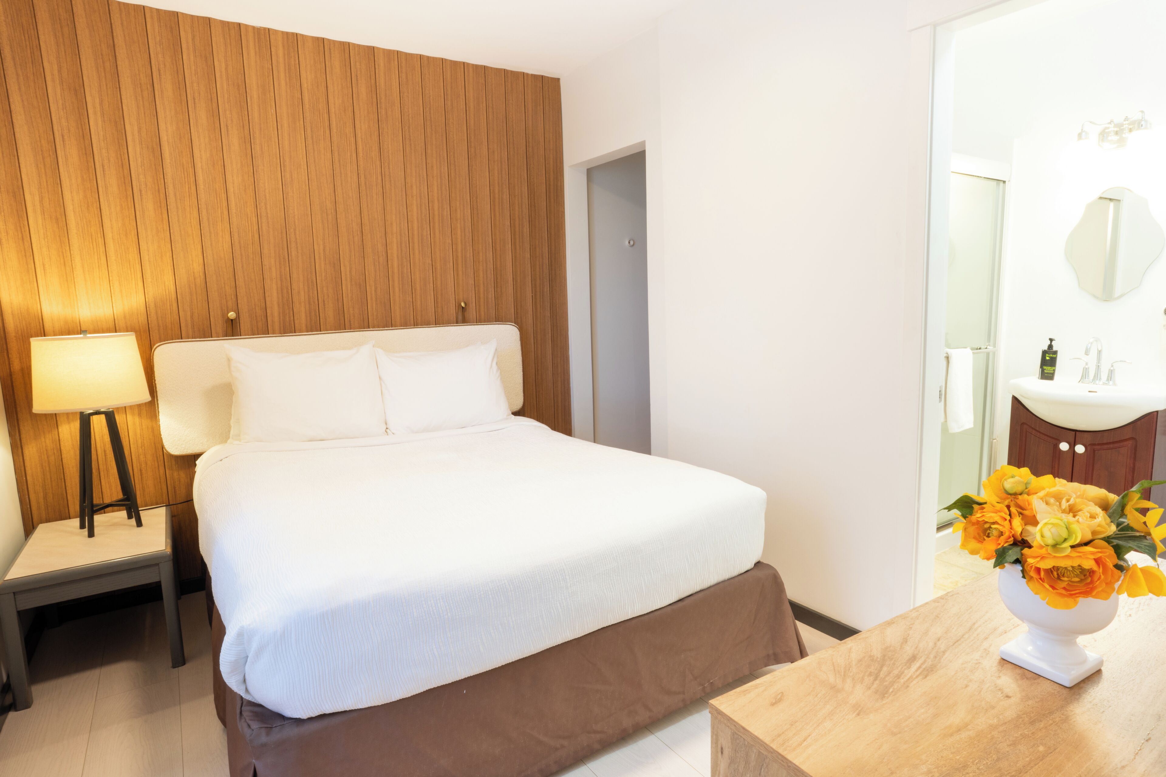 مكتب ومساحة عمل للكمبيوتر المحمول وستائر تعتيم ومكواة/لوح كي