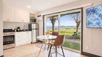 Chalet rustique, vue sur la plage | Aire de séjour | Téléviseur ACL de 32 po avec télévision par câble, téléviseur