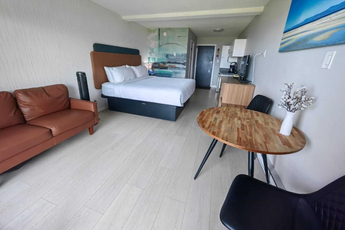Oceanview King Room w/ Kitchenette | 書桌、手提電腦工作空間、遮光窗簾/窗簾、熨斗/熨衫板