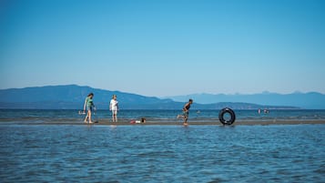 En la playa, toallas de playa y vóleibol de playa