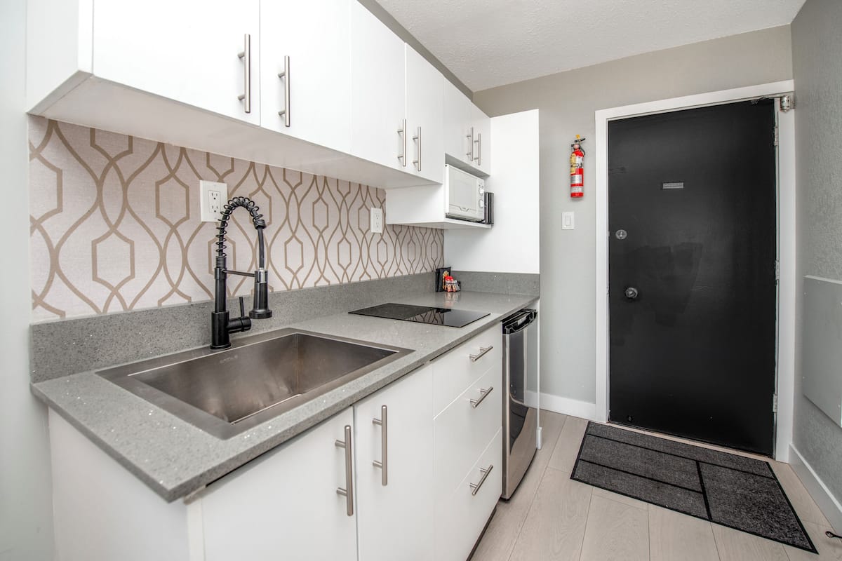 Oceanview King Room w/ Kitchenette | 私人简易厨房 | 微波炉、炉灶、茶具/咖啡用具、烤面包机