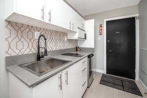 Oceanview King Room w/ Kitchenette | Private kitchenette | Microwave, stovetop, coffee/tea maker, toaster - Sea Edge Beachside Hotel (Parksville)
