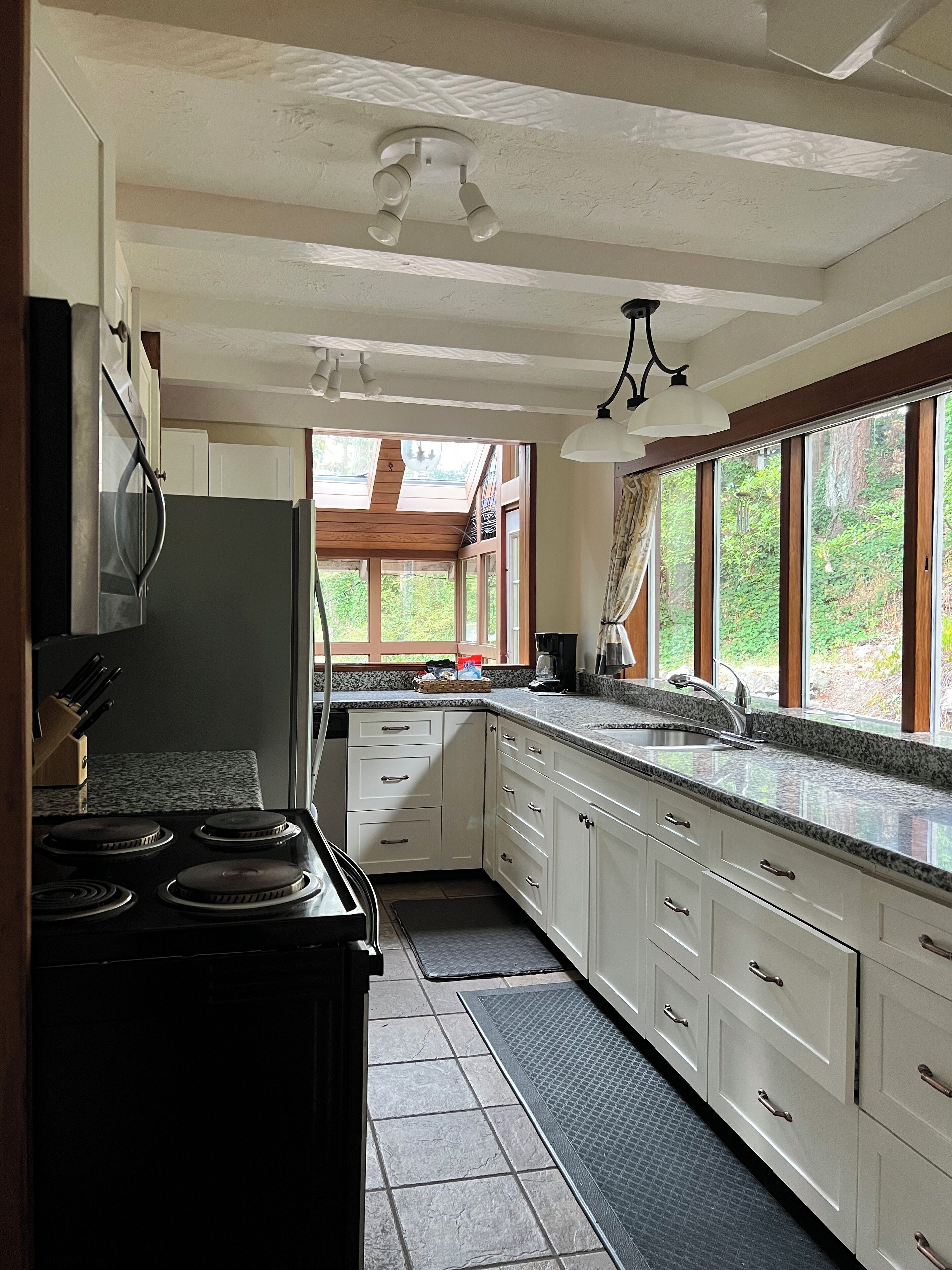 House | Private kitchen | Microwave, stovetop, coffee/tea maker, toaster