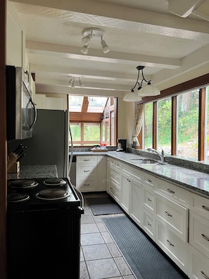 Private kitchen - Sea Edge Beachside Hotel (Parksville)