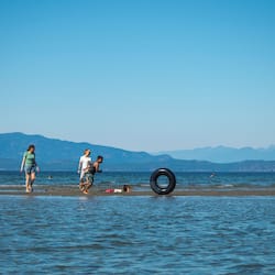 Di pantai, tuala pantai, bola tampar pantai