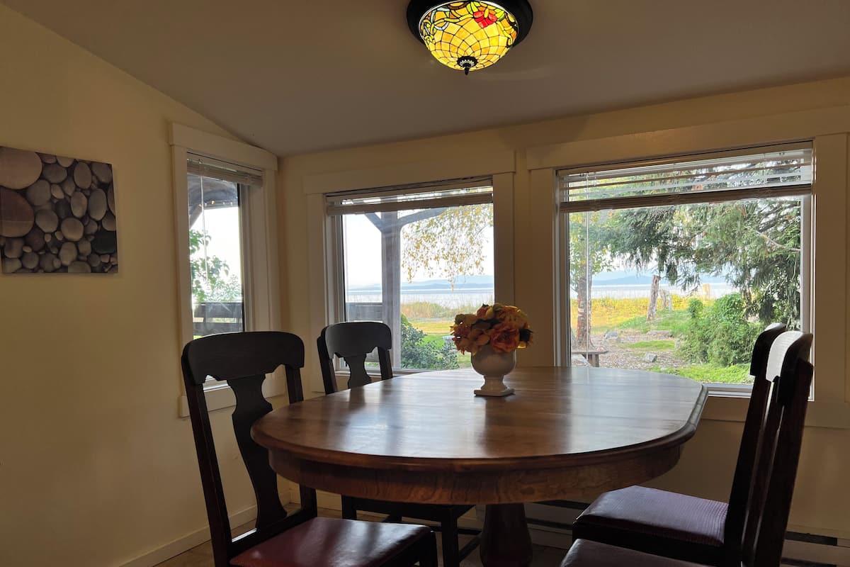 Oceanview Cottage | In-room dining
