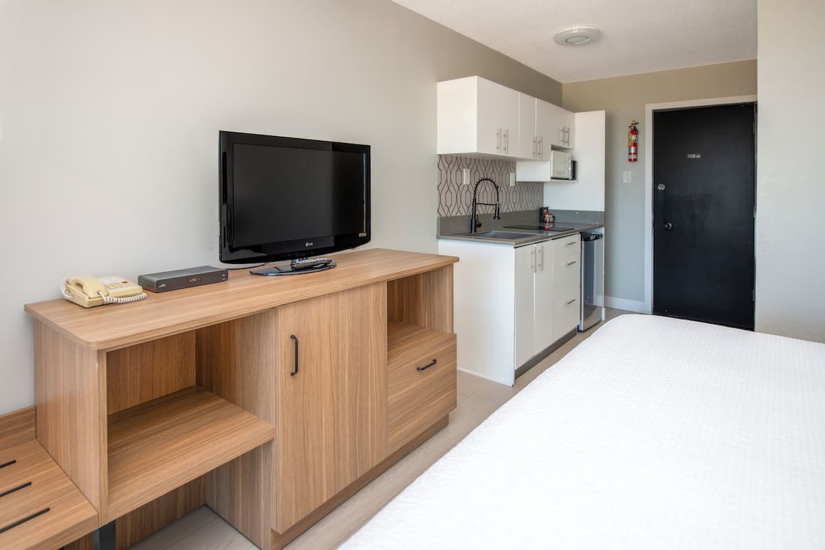 Oceanview King Room w/ Kitchenette | Desk, laptop workspace, blackout drapes, iron/ironing board