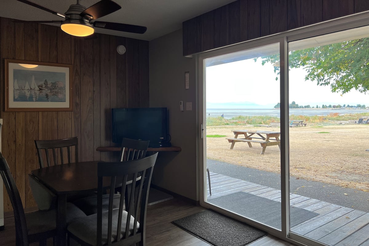 Oceanview Two-Bedroom Cabin | Dining room