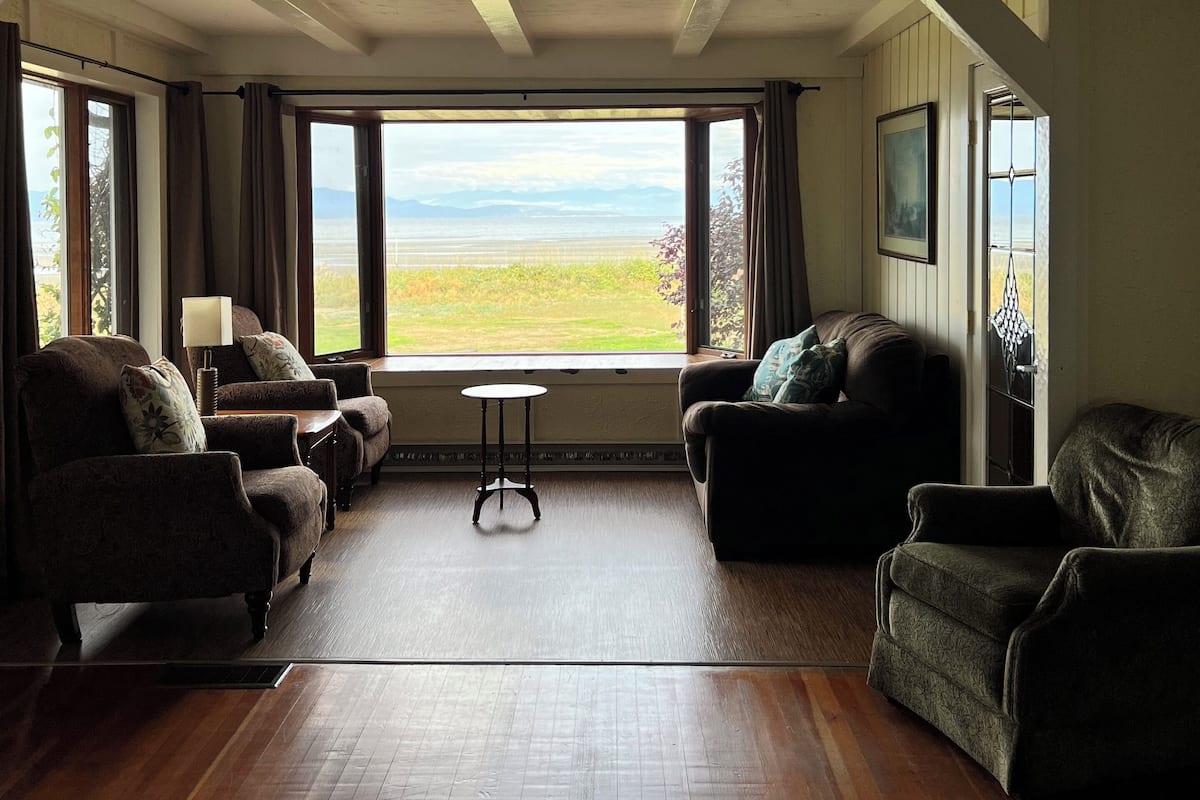 Casa | Área de sala de estar | Televisión LCD de 32 pulgadas con canales por cable y televisión