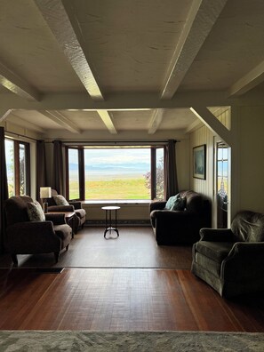 Oceanview Beach House | Living area | 32-inch LCD TV with cable channels, TV - Sea Edge Beachside Hotel (Parksville)