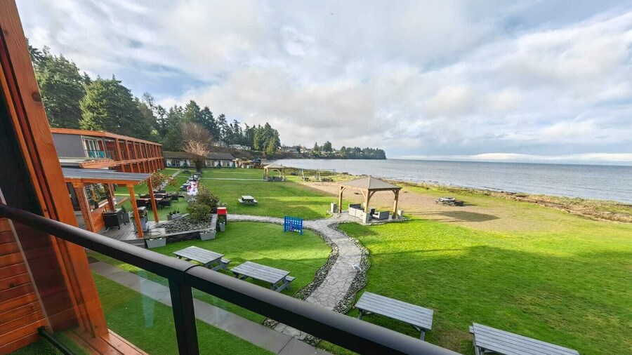 Sea Edge Beachside Hotel