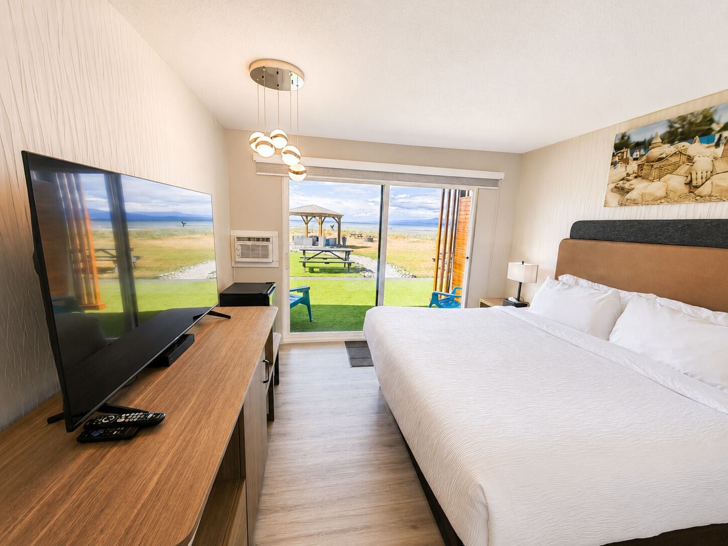 Standaard kamer, 1 kingsize bed, uitzicht op oceaan | Een bureau, een laptopwerkplek, verduisterende gordijnen