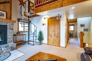 Exterior - Northwoods F9 (Davis)