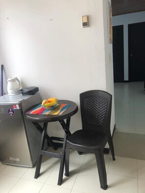 Kühlschrank, Geschirrspüler, Mixer, Kochgeschirr/Geschirr/Besteck