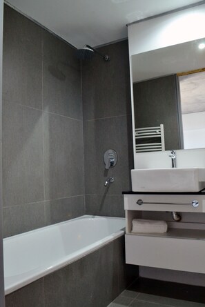 Deluxe appartement, 1 slaapkamer | Badkamer | Een regendouche, gratis toiletartikelen, een haardroger, een bidet