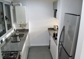 Deluxe Apartment, 1 Bedroom | Private kitchen | Full-size fridge, microwave, oven, stovetop - Loi Flats Neuquen,  Edificio Tucuman (Neuquén)