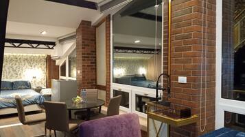 Luxury Suite | 1 bedroom, in-room safe, blackout curtains, soundproofing