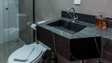 Suite | حمام | تجهيزات دش، مناشف