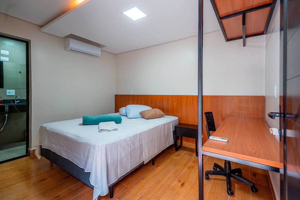 Suite | Escritorio, espacio para trabajar con laptop y wifi gratis