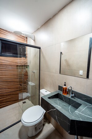 Superior Triplo | Baño | Regadera y toallas