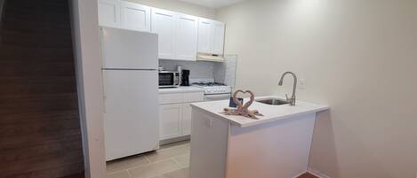 Apartamento Deluxe | Cocina privada | Frigorífico grande, microondas, horno y lavavajillas