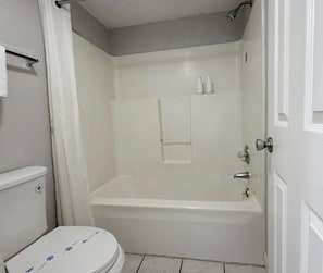 Deluxe Room | Bathroom | Combined shower/tub, hair dryer, towels, soap