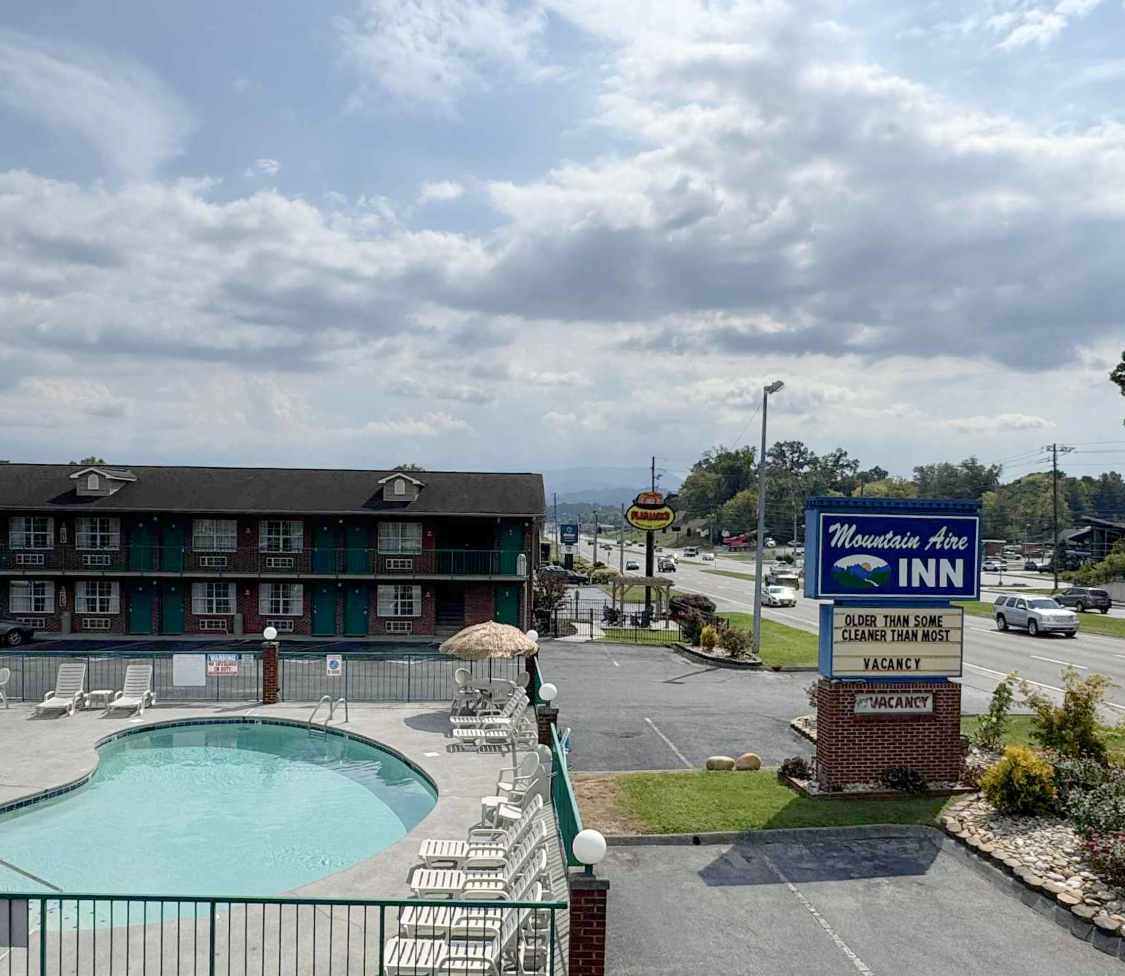 Un hôtel de montagne doté d’une piscine et de chaises longues.