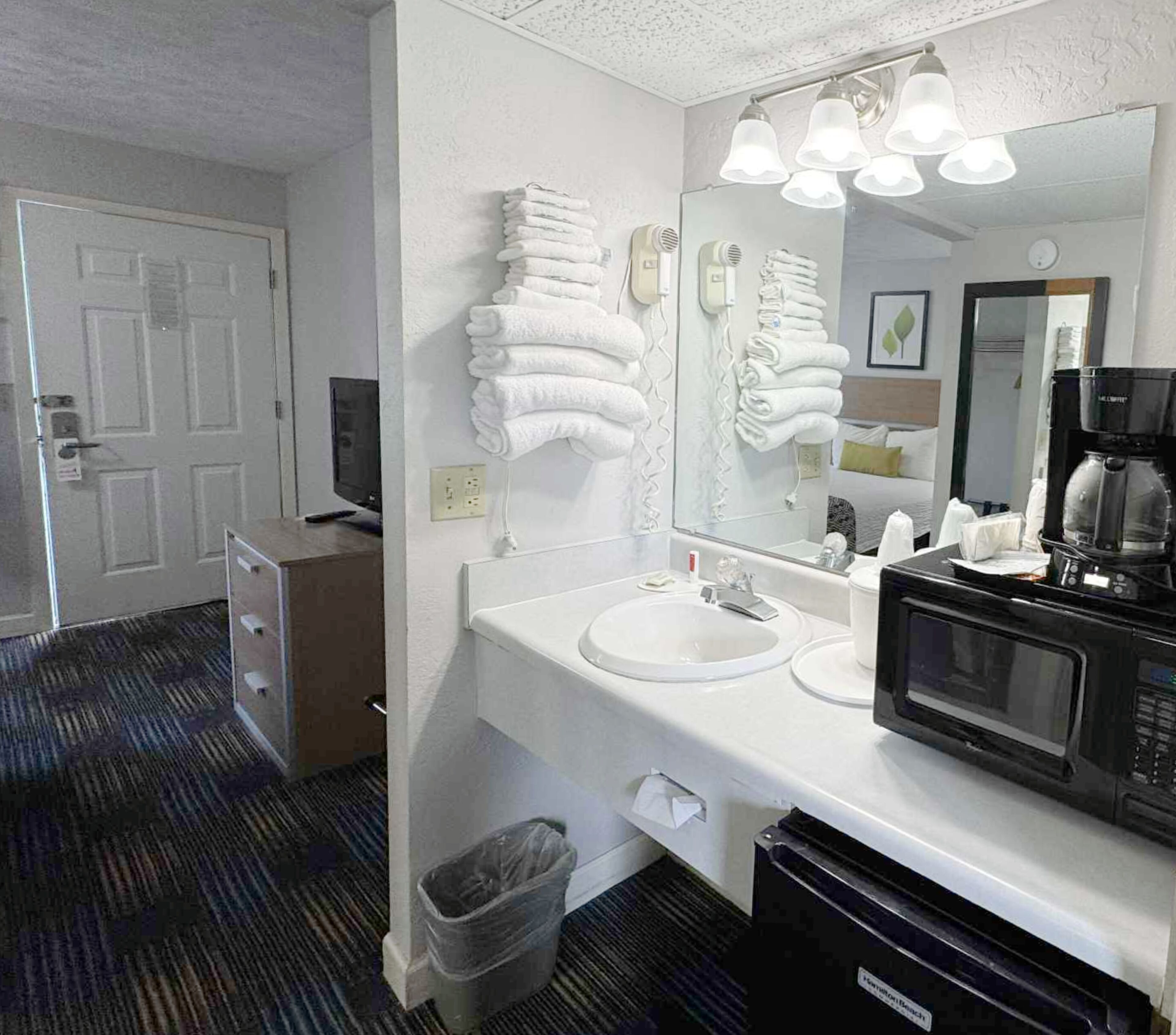 Deluxe Room | Bathroom | Combined shower/tub, hair dryer, towels, soap
