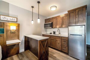 Espacio para trabajar con laptop y cortinas blackout 