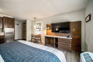 Espacio para trabajar con laptop y cortinas blackout 