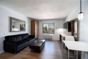 套房, 1 张特大床, 无烟 房, 阳台 | 笔记本电脑工作区、遮光窗帘、熨斗/熨衣板、免费 WiFi