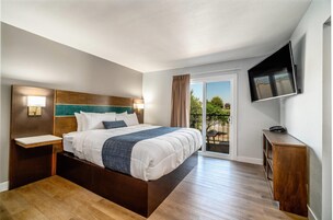 Espacio para trabajar con laptop y cortinas blackout 